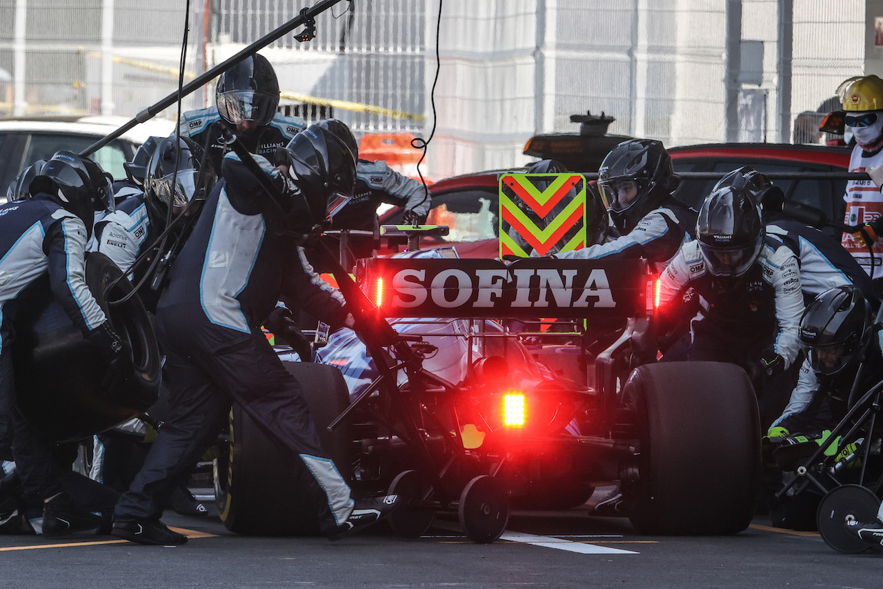 GP CITTA DEL MESSICO, Nicholas Latifi (CDN) Williams Racing FW43B makes a pit stop.
07.11.2021. Formula 1 World Championship, Rd 18, Mexican Grand Prix, Mexico City, Mexico, Gara Day.
- www.xpbimages.com, EMail: requests@xpbimages.com © Copyright: Charniaux / XPB Images