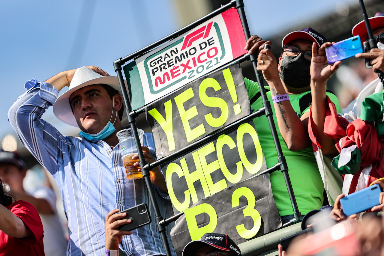 GP CITTA DEL MESSICO, Circuit Atmosfera - Sergio Perez (MEX) Red Bull Racing fans in the grandstand.
07.11.2021. Formula 1 World Championship, Rd 18, Mexican Grand Prix, Mexico City, Mexico, Gara Day.
- www.xpbimages.com, EMail: requests@xpbimages.com © Copyright: Charniaux / XPB Images