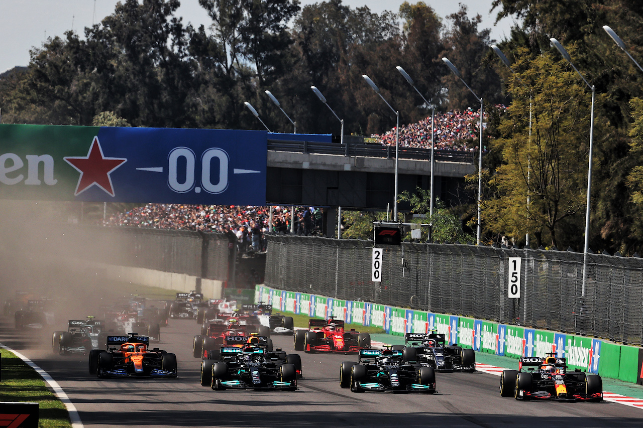 GP CITTA DEL MESSICO, (L to R): Lewis Hamilton (GBR) Mercedes AMG F1 W12, Valtteri Bottas (FIN) Mercedes AMG F1 W12 e Max Verstappen (NLD) Red Bull Racing RB16B at the partenza of the race.
07.11.2021. Formula 1 World Championship, Rd 18, Mexican Grand Prix, Mexico City, Mexico, Gara Day.
- www.xpbimages.com, EMail: requests@xpbimages.com © Copyright: Batchelor / XPB Images