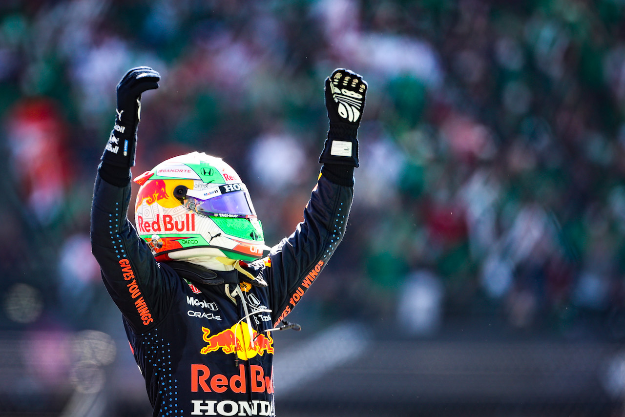 GP CITTA DEL MESSICO, Sergio Perez (MEX) Red Bull Racing celebrates his third position in parc ferme.
07.11.2021. Formula 1 World Championship, Rd 18, Mexican Grand Prix, Mexico City, Mexico, Gara Day.
- www.xpbimages.com, EMail: requests@xpbimages.com © Copyright: Charniaux / XPB Images