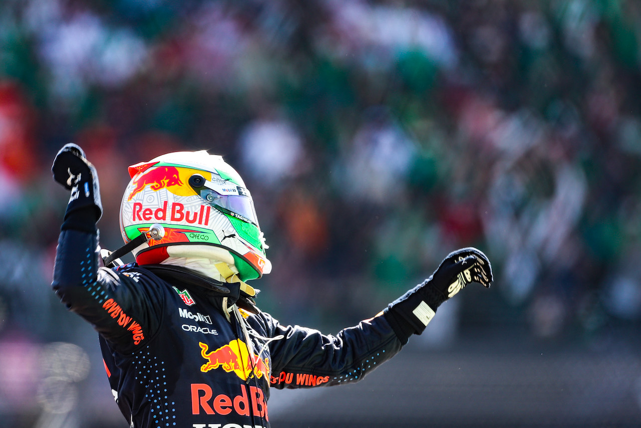 GP CITTA DEL MESSICO, Sergio Perez (MEX) Red Bull Racing celebrates his third position in parc ferme.
07.11.2021. Formula 1 World Championship, Rd 18, Mexican Grand Prix, Mexico City, Mexico, Gara Day.
- www.xpbimages.com, EMail: requests@xpbimages.com © Copyright: Charniaux / XPB Images