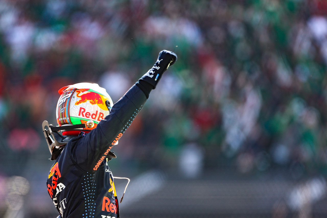 GP CITTA DEL MESSICO, Sergio Perez (MEX) Red Bull Racing celebrates his third position in parc ferme.
07.11.2021. Formula 1 World Championship, Rd 18, Mexican Grand Prix, Mexico City, Mexico, Gara Day.
- www.xpbimages.com, EMail: requests@xpbimages.com © Copyright: Charniaux / XPB Images