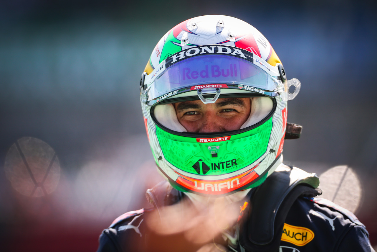 GP CITTA DEL MESSICO, Third placed Sergio Perez (MEX) Red Bull Racing in parc ferme.
07.11.2021. Formula 1 World Championship, Rd 18, Mexican Grand Prix, Mexico City, Mexico, Gara Day.
- www.xpbimages.com, EMail: requests@xpbimages.com © Copyright: Charniaux / XPB Images