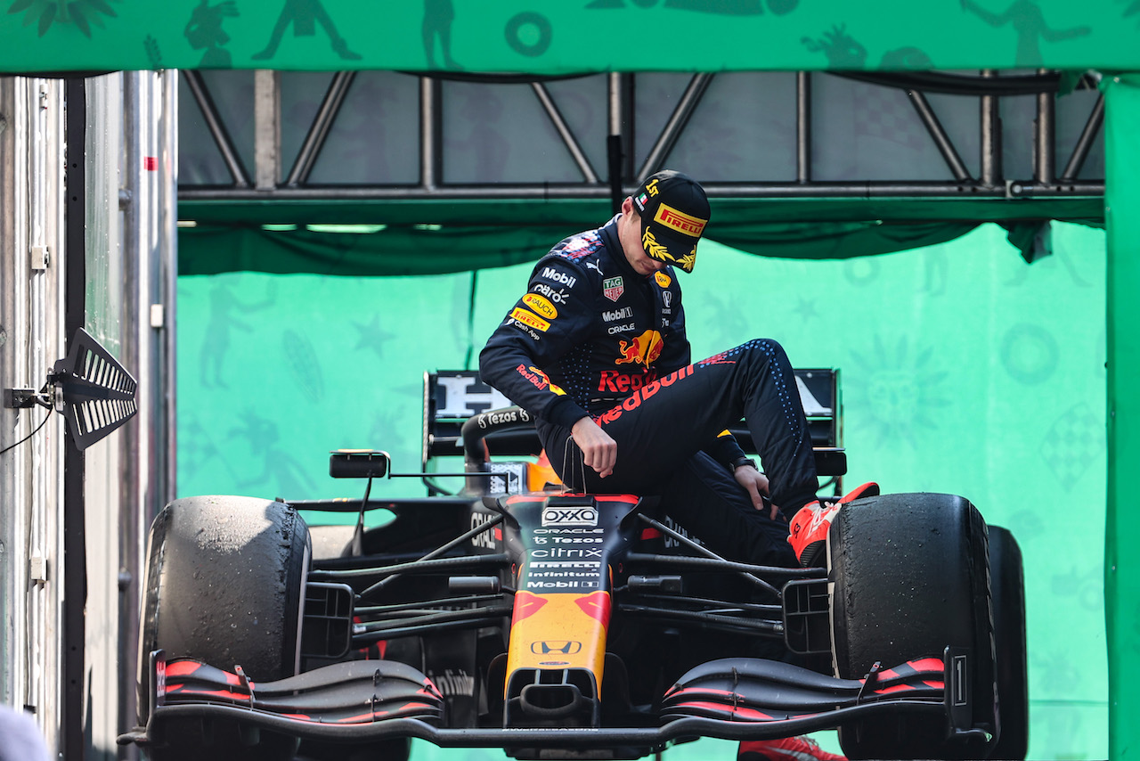 GP CITTA DEL MESSICO, Gara winner Max Verstappen (NLD) Red Bull Racing RB16B in parc ferme heading to the podium.
07.11.2021. Formula 1 World Championship, Rd 18, Mexican Grand Prix, Mexico City, Mexico, Gara Day.
- www.xpbimages.com, EMail: requests@xpbimages.com © Copyright: Charniaux / XPB Images