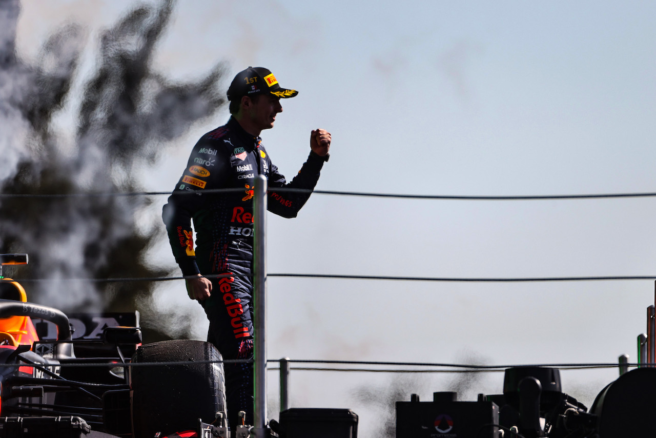 GP CITTA DEL MESSICO, Gara winner Max Verstappen (NLD) Red Bull Racing celebrates on the podium.
07.11.2021. Formula 1 World Championship, Rd 18, Mexican Grand Prix, Mexico City, Mexico, Gara Day.
- www.xpbimages.com, EMail: requests@xpbimages.com © Copyright: Charniaux / XPB Images
