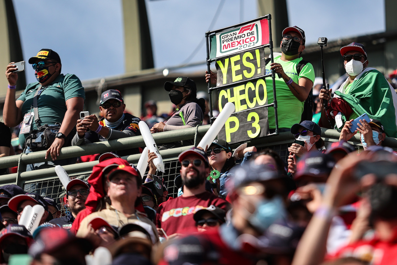 GP CITTA DEL MESSICO, Circuit Atmosfera - Sergio Perez (MEX) Red Bull Racing fans in the grandstand.
07.11.2021. Formula 1 World Championship, Rd 18, Mexican Grand Prix, Mexico City, Mexico, Gara Day.
- www.xpbimages.com, EMail: requests@xpbimages.com © Copyright: Charniaux / XPB Images