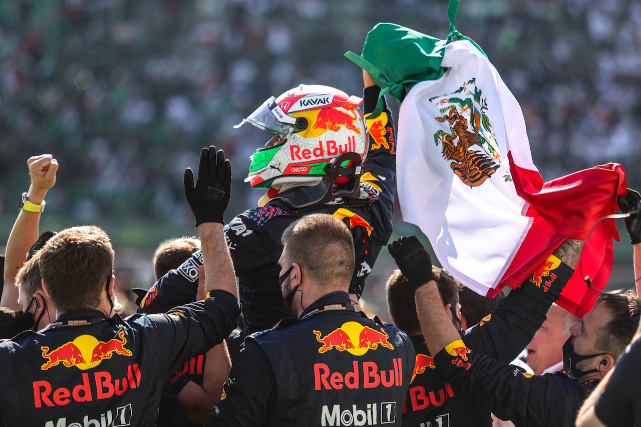 GP CITTA DEL MESSICO, Sergio Perez (MEX) Red Bull Racing celebrates his third position with the team in parc ferme.
07.11.2021. Formula 1 World Championship, Rd 18, Mexican Grand Prix, Mexico City, Mexico, Gara Day.
- www.xpbimages.com, EMail: requests@xpbimages.com © Copyright: Charniaux / XPB Images