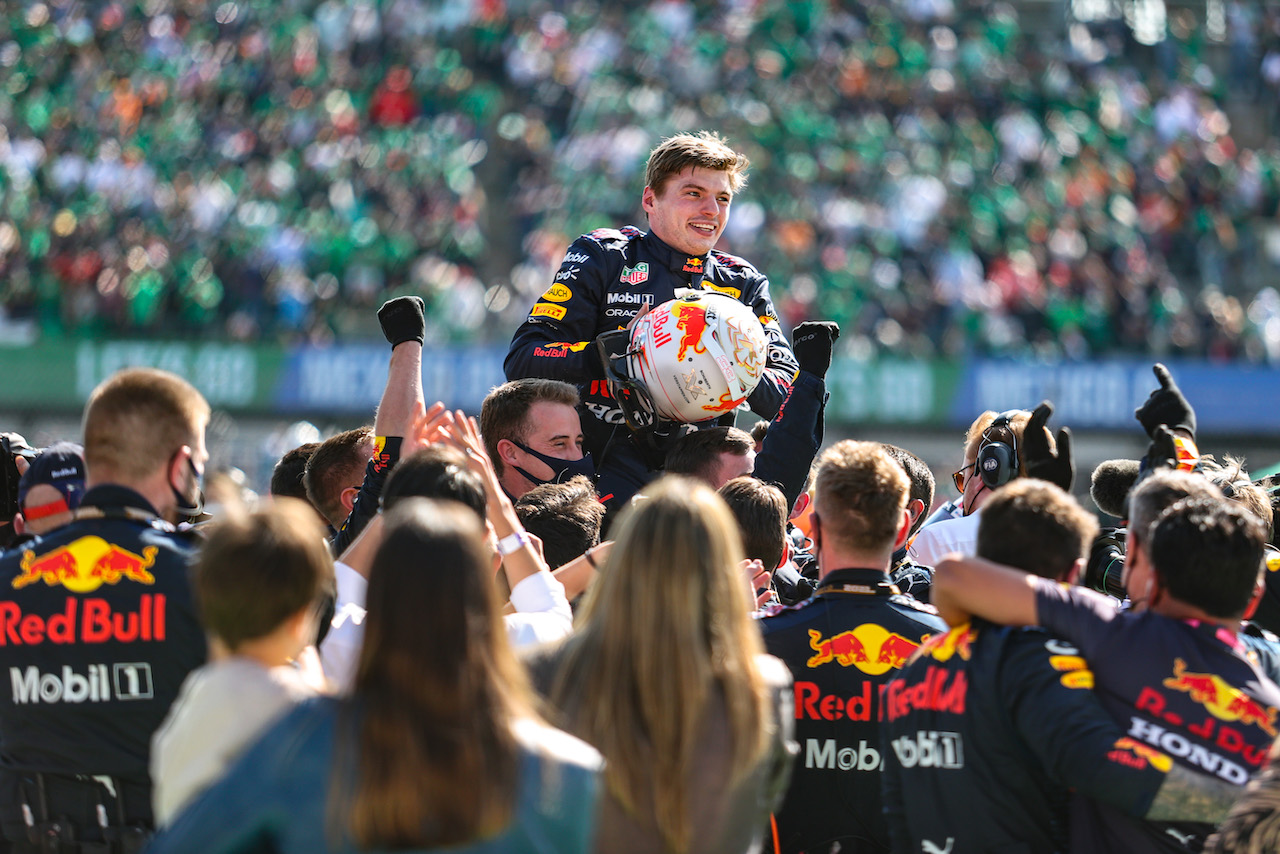 GP CITTA DEL MESSICO, Gara winner Max Verstappen (NLD) Red Bull Racing celebrates with the team in parc ferme.
07.11.2021. Formula 1 World Championship, Rd 18, Mexican Grand Prix, Mexico City, Mexico, Gara Day.
- www.xpbimages.com, EMail: requests@xpbimages.com © Copyright: Charniaux / XPB Images