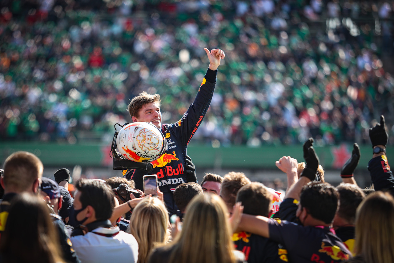 GP CITTA DEL MESSICO, Gara winner Max Verstappen (NLD) Red Bull Racing celebrates with the team in parc ferme.
07.11.2021. Formula 1 World Championship, Rd 18, Mexican Grand Prix, Mexico City, Mexico, Gara Day.
- www.xpbimages.com, EMail: requests@xpbimages.com © Copyright: Charniaux / XPB Images