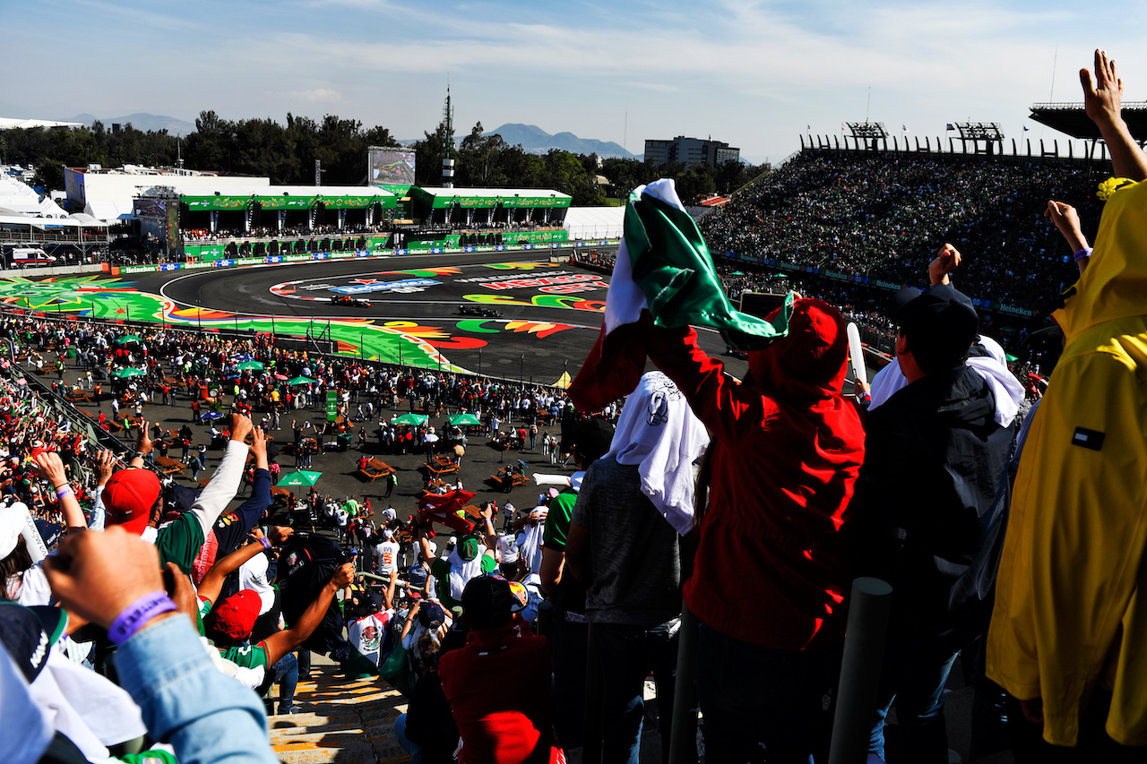 GP CITTA DEL MESSICO, Lewis Hamilton (GBR) Mercedes AMG F1 W12 davanti a Sergio Perez (MEX) Red Bull Racing RB16B.
07.11.2021. Formula 1 World Championship, Rd 18, Mexican Grand Prix, Mexico City, Mexico, Gara Day.
- www.xpbimages.com, EMail: requests@xpbimages.com © Copyright: Carrezevoli / XPB Images