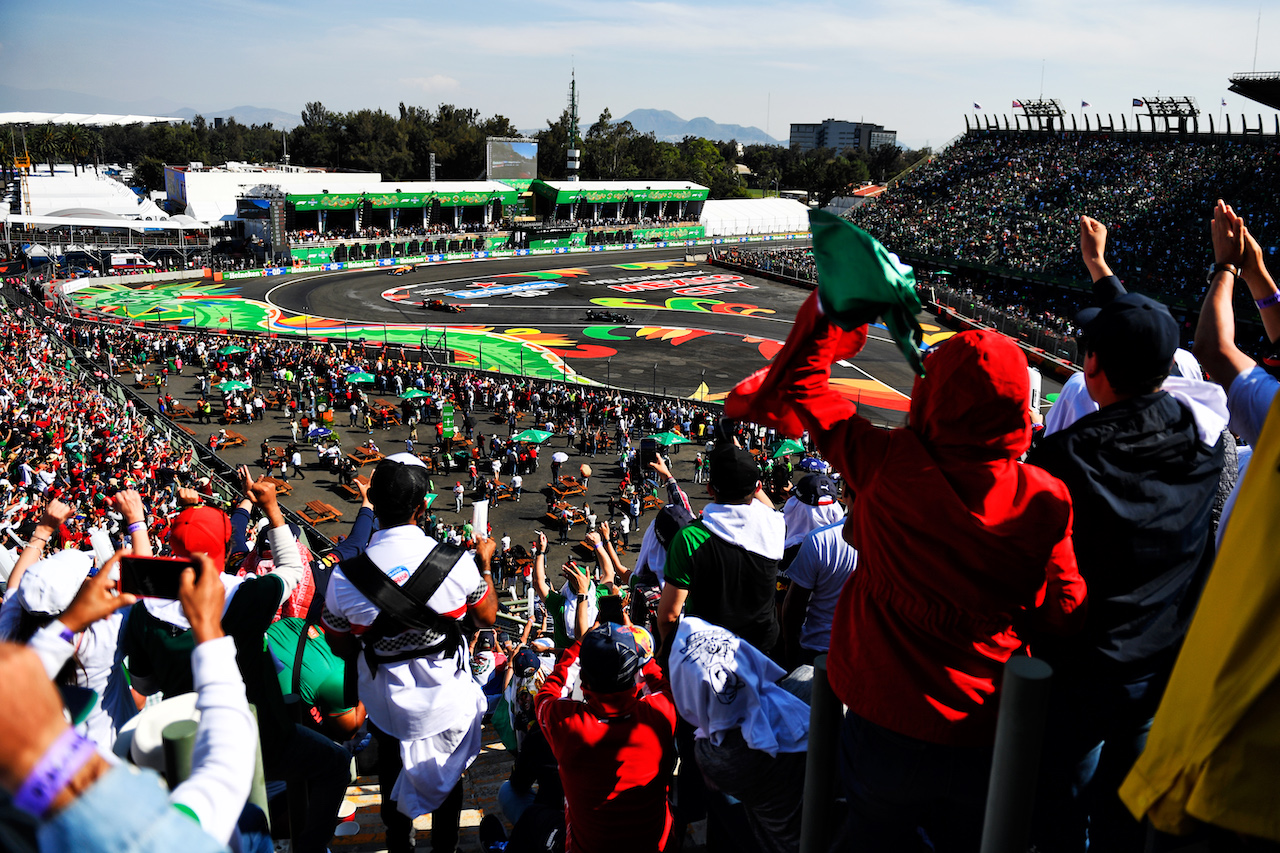 GP CITTA DEL MESSICO, Lewis Hamilton (GBR) Mercedes AMG F1 W12 davanti a Sergio Perez (MEX) Red Bull Racing RB16B.
07.11.2021. Formula 1 World Championship, Rd 18, Mexican Grand Prix, Mexico City, Mexico, Gara Day.
- www.xpbimages.com, EMail: requests@xpbimages.com © Copyright: Carrezevoli / XPB Images