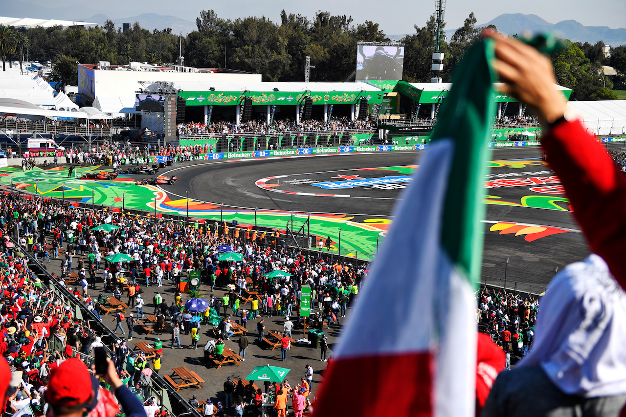 GP CITTA DEL MESSICO, Gara winner Max Verstappen (NLD) Red Bull Racing RB16B, second placed Lewis Hamilton (GBR) Mercedes AMG F1 W12 e third placed Sergio Perez (MEX) Red Bull Racing RB16B arrive in parc ferme.
07.11.2021. Formula 1 World Championship, Rd 18, Mexican Grand Prix, Mexico City, Mexico, Gara Day.
- www.xpbimages.com, EMail: requests@xpbimages.com © Copyright: Carrezevoli / XPB Images