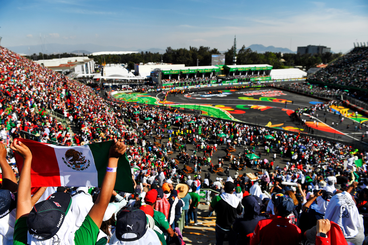 GP CITTA DEL MESSICO, Fans celebrate in the stadium.
07.11.2021. Formula 1 World Championship, Rd 18, Mexican Grand Prix, Mexico City, Mexico, Gara Day.
- www.xpbimages.com, EMail: requests@xpbimages.com © Copyright: Carrezevoli / XPB Images