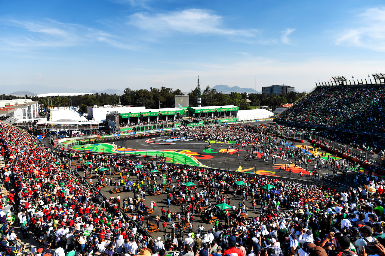 GP CITTA DEL MESSICO, Fans celebrate st the podium in the stadium.
07.11.2021. Formula 1 World Championship, Rd 18, Mexican Grand Prix, Mexico City, Mexico, Gara Day.
- www.xpbimages.com, EMail: requests@xpbimages.com © Copyright: Carrezevoli / XPB Images