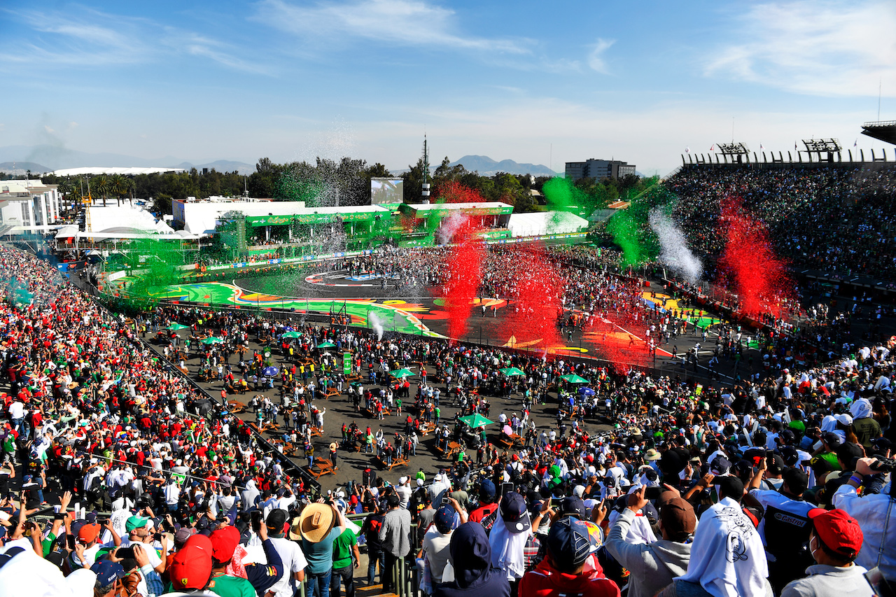 GP CITTA DEL MESSICO, Fans celebrate st the podium in the stadium.
07.11.2021. Formula 1 World Championship, Rd 18, Mexican Grand Prix, Mexico City, Mexico, Gara Day.
- www.xpbimages.com, EMail: requests@xpbimages.com © Copyright: Carrezevoli / XPB Images