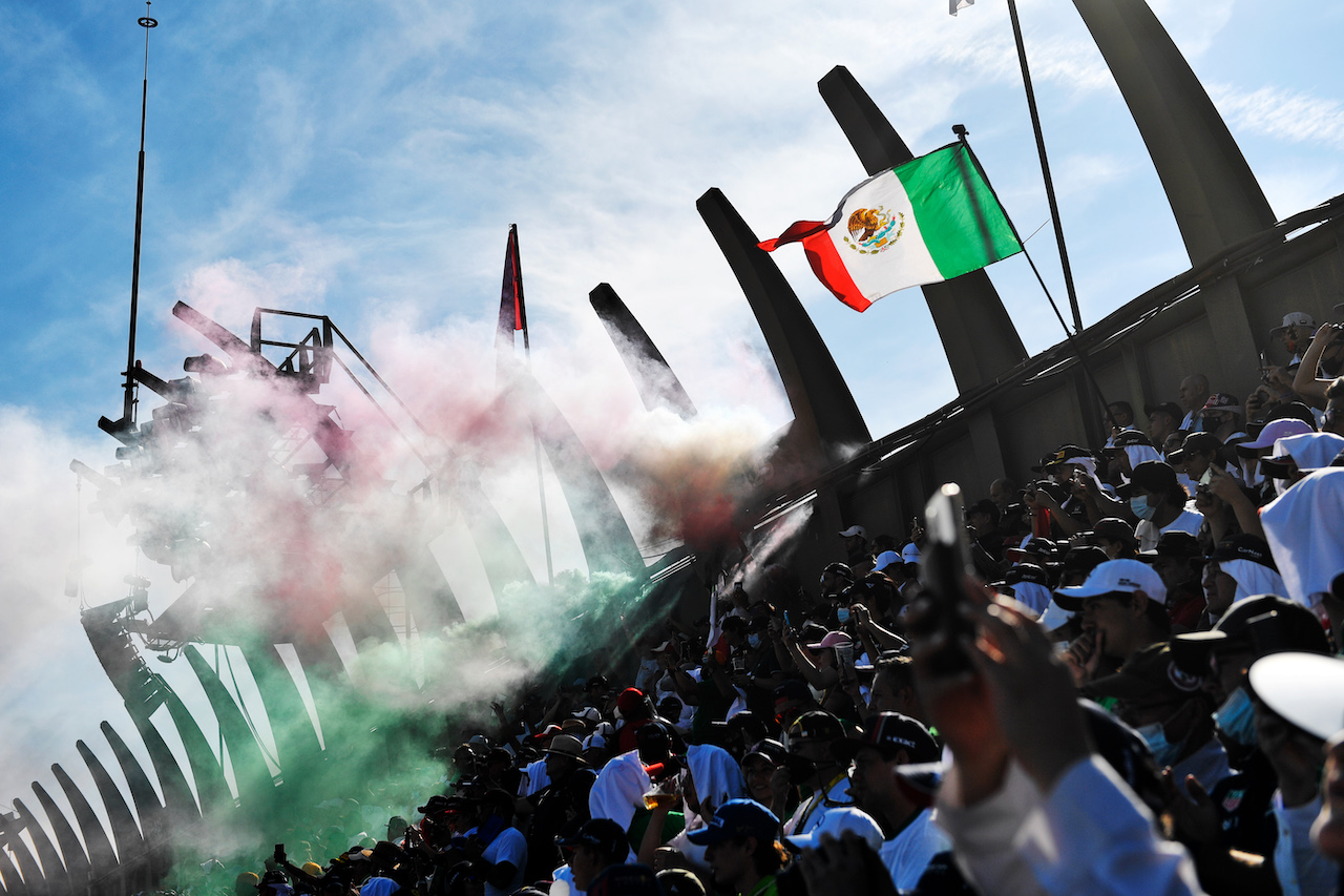 GP CITTA DEL MESSICO, Circuit Atmosfera - fans in the grandstand.
07.11.2021. Formula 1 World Championship, Rd 18, Mexican Grand Prix, Mexico City, Mexico, Gara Day.
- www.xpbimages.com, EMail: requests@xpbimages.com © Copyright: Carrezevoli / XPB Images