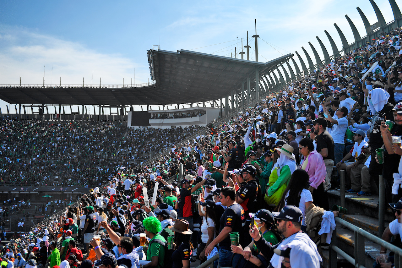 GP CITTA DEL MESSICO, Circuit Atmosfera - fans in the grandstand.
07.11.2021. Formula 1 World Championship, Rd 18, Mexican Grand Prix, Mexico City, Mexico, Gara Day.
- www.xpbimages.com, EMail: requests@xpbimages.com © Copyright: Carrezevoli / XPB Images