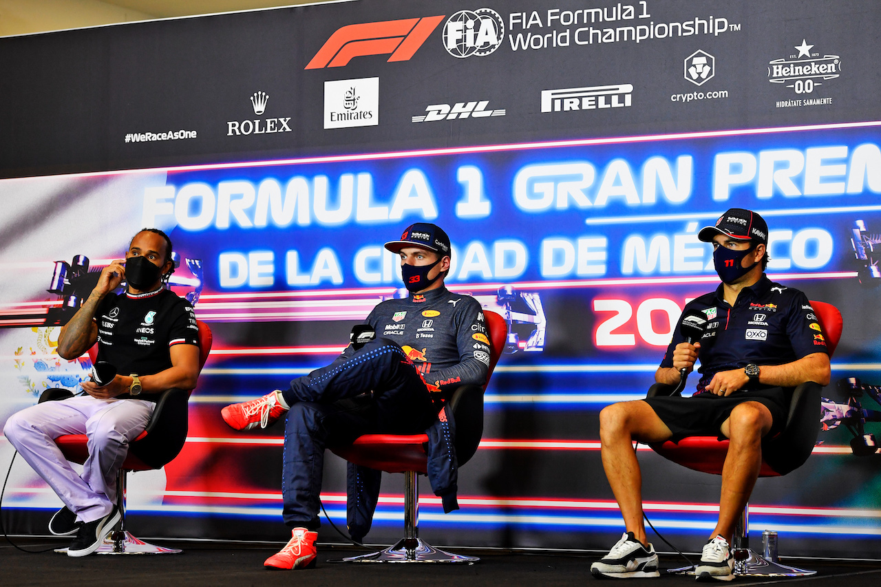 GP CITTA DEL MESSICO, (L to R): Lewis Hamilton (GBR) Mercedes AMG F1; Max Verstappen (NLD) Red Bull Racing; e Sergio Perez (MEX) Red Bull Racing, in the post race FIA Press Conference.
07.11.2021. Formula 1 World Championship, Rd 18, Mexican Grand Prix, Mexico City, Mexico, Gara Day.
- www.xpbimages.com, EMail: requests@xpbimages.com © Copyright: Carrezevoli / XPB Images