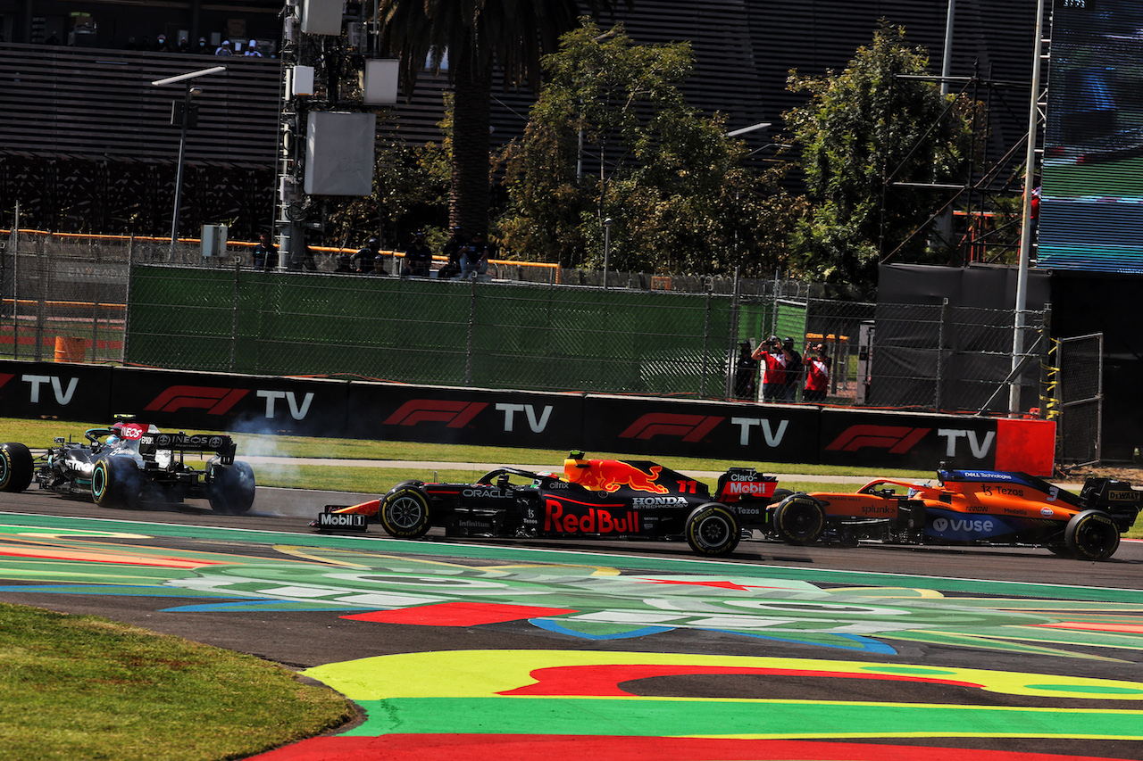 GP CITTA DEL MESSICO, Valtteri Bottas (FIN) Mercedes AMG F1 W12 spins in front of Sergio Perez (MEX) Red Bull Racing RB16B e Daniel Ricciardo (AUS) McLaren MCL35M at the partenza of the race.
07.11.2021. Formula 1 World Championship, Rd 18, Mexican Grand Prix, Mexico City, Mexico, Gara Day.
- www.xpbimages.com, EMail: requests@xpbimages.com © Copyright: Batchelor / XPB Images