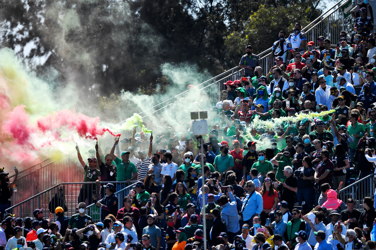 GP CITTA DEL MESSICO, Circuit Atmosfera - fans in the grandstand.
07.11.2021. Formula 1 World Championship, Rd 18, Mexican Grand Prix, Mexico City, Mexico, Gara Day.
- www.xpbimages.com, EMail: requests@xpbimages.com © Copyright: Carrezevoli / XPB Images