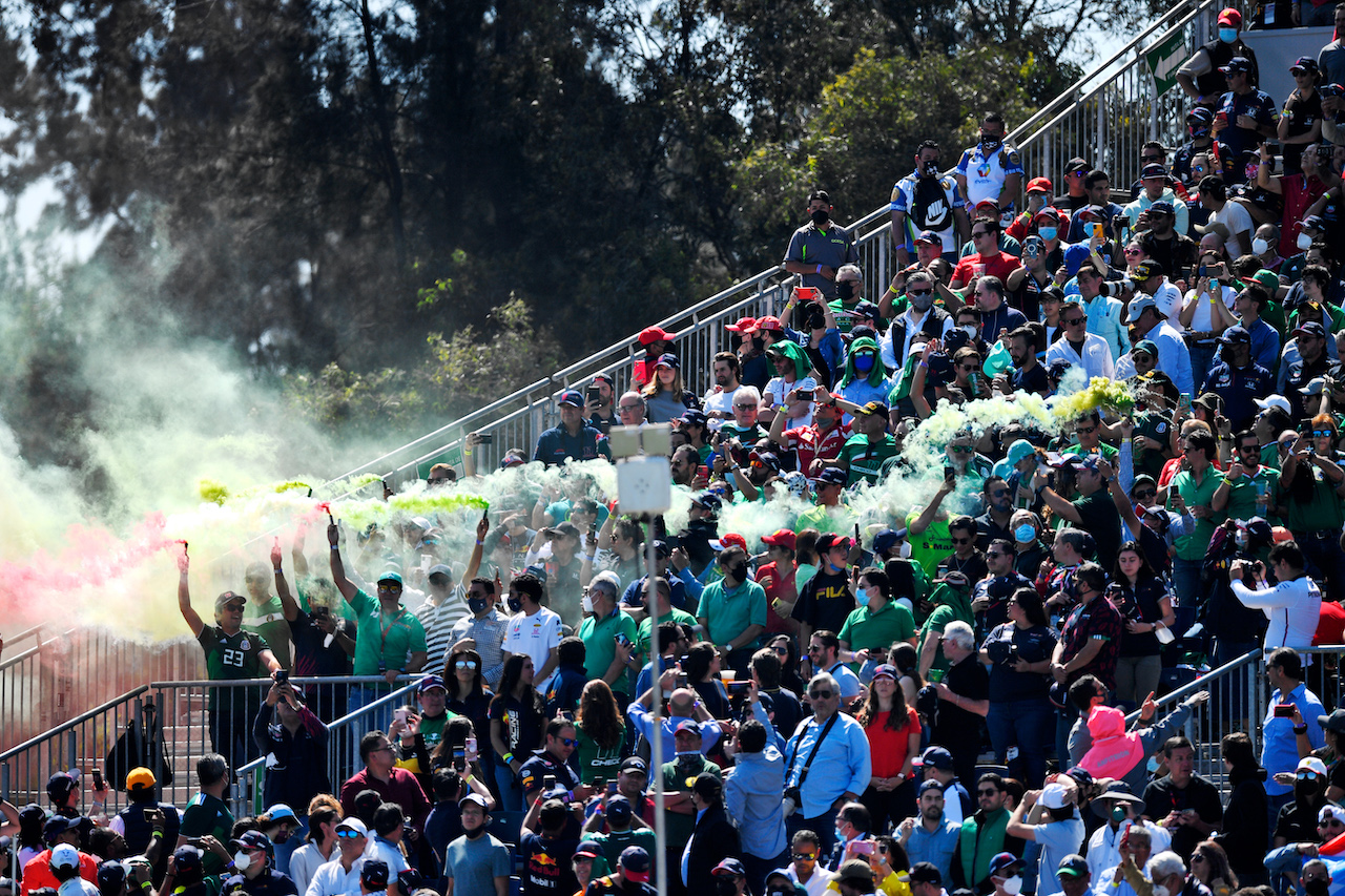 GP CITTA DEL MESSICO, Circuit Atmosfera - fans in the grandstand.
07.11.2021. Formula 1 World Championship, Rd 18, Mexican Grand Prix, Mexico City, Mexico, Gara Day.
- www.xpbimages.com, EMail: requests@xpbimages.com © Copyright: Carrezevoli / XPB Images