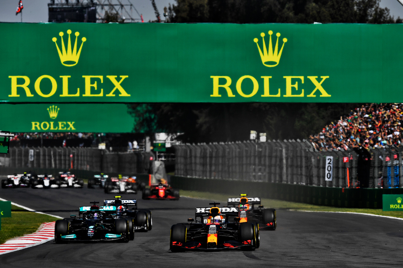 GP CITTA DEL MESSICO, Max Verstappen (NLD) Red Bull Racing RB16B davanti a Lewis Hamilton (GBR) Mercedes AMG F1 W12 at the partenza of the race.
07.11.2021. Formula 1 World Championship, Rd 18, Mexican Grand Prix, Mexico City, Mexico, Gara Day.
- www.xpbimages.com, EMail: requests@xpbimages.com © Copyright: Carrezevoli / XPB Images