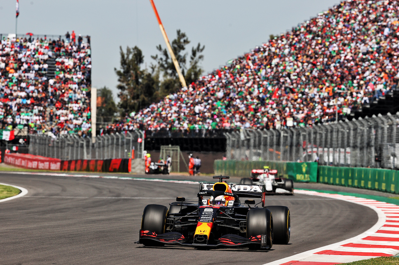 GP CITTA DEL MESSICO, Max Verstappen (NLD) Red Bull Racing RB16B.
07.11.2021. Formula 1 World Championship, Rd 18, Mexican Grand Prix, Mexico City, Mexico, Gara Day.
- www.xpbimages.com, EMail: requests@xpbimages.com © Copyright: Batchelor / XPB Images