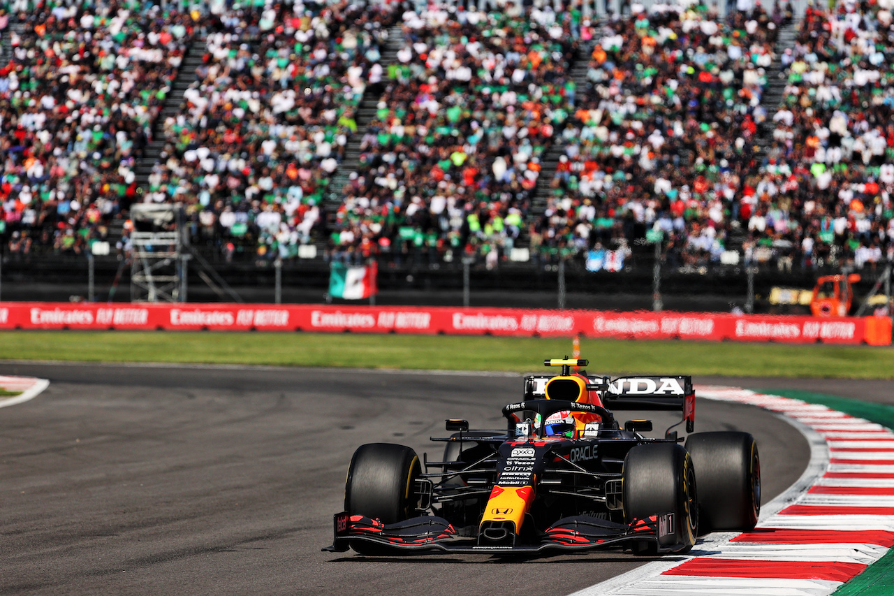 GP CITTA DEL MESSICO, Sergio Perez (MEX) Red Bull Racing RB16B.
07.11.2021. Formula 1 World Championship, Rd 18, Mexican Grand Prix, Mexico City, Mexico, Gara Day.
- www.xpbimages.com, EMail: requests@xpbimages.com © Copyright: Batchelor / XPB Images