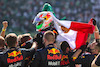 GP CITTA DEL MESSICO, Sergio Perez (MEX) Red Bull Racing celebrates his third position with the team in parc ferme.
07.11.2021. Formula 1 World Championship, Rd 18, Mexican Grand Prix, Mexico City, Mexico, Gara Day.
- www.xpbimages.com, EMail: requests@xpbimages.com © Copyright: Charniaux / XPB Images