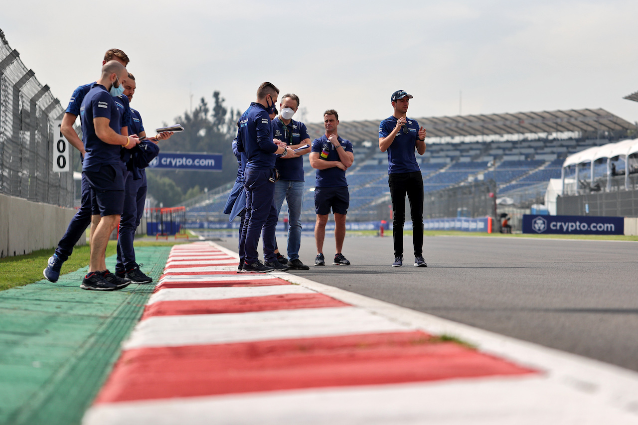 GP CITTA DEL MESSICO, Nicholas Latifi (CDN) Williams Racing walks the circuit with the team.
04.11.2021. Formula 1 World Championship, Rd 18, Mexican Grand Prix, Mexico City, Mexico, Preparation Day.
- www.xpbimages.com, EMail: requests@xpbimages.com © Copyright: Batchelor / XPB Images