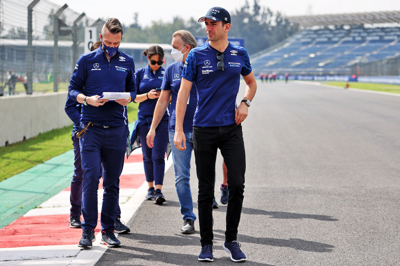 GP CITTA DEL MESSICO, Nicholas Latifi (CDN) Williams Racing walks the circuit with the team.
04.11.2021. Formula 1 World Championship, Rd 18, Mexican Grand Prix, Mexico City, Mexico, Preparation Day.
- www.xpbimages.com, EMail: requests@xpbimages.com © Copyright: Batchelor / XPB Images
