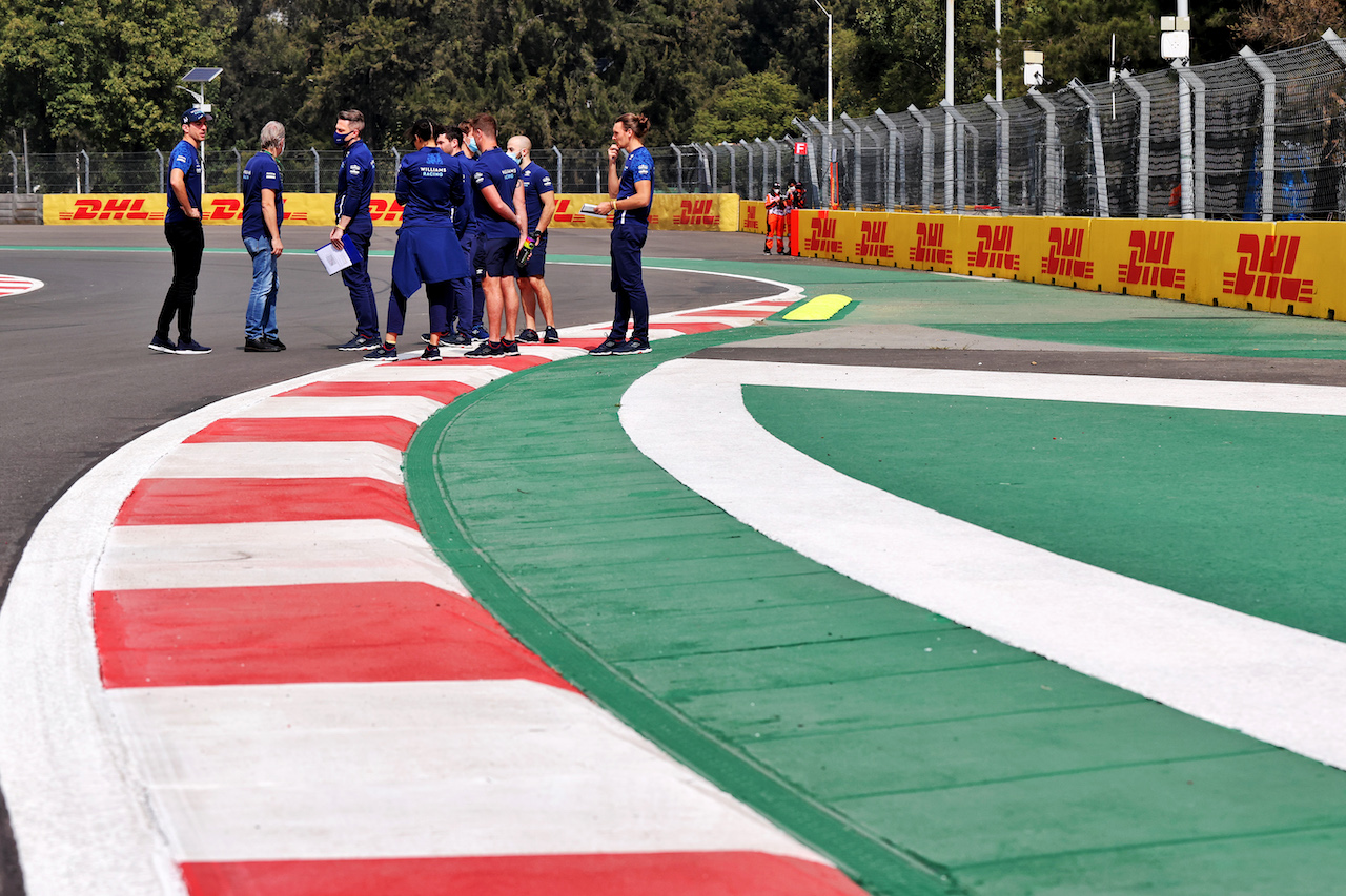 GP CITTA DEL MESSICO, Nicholas Latifi (CDN) Williams Racing walks the circuit with the team.
04.11.2021. Formula 1 World Championship, Rd 18, Mexican Grand Prix, Mexico City, Mexico, Preparation Day.
- www.xpbimages.com, EMail: requests@xpbimages.com © Copyright: Batchelor / XPB Images