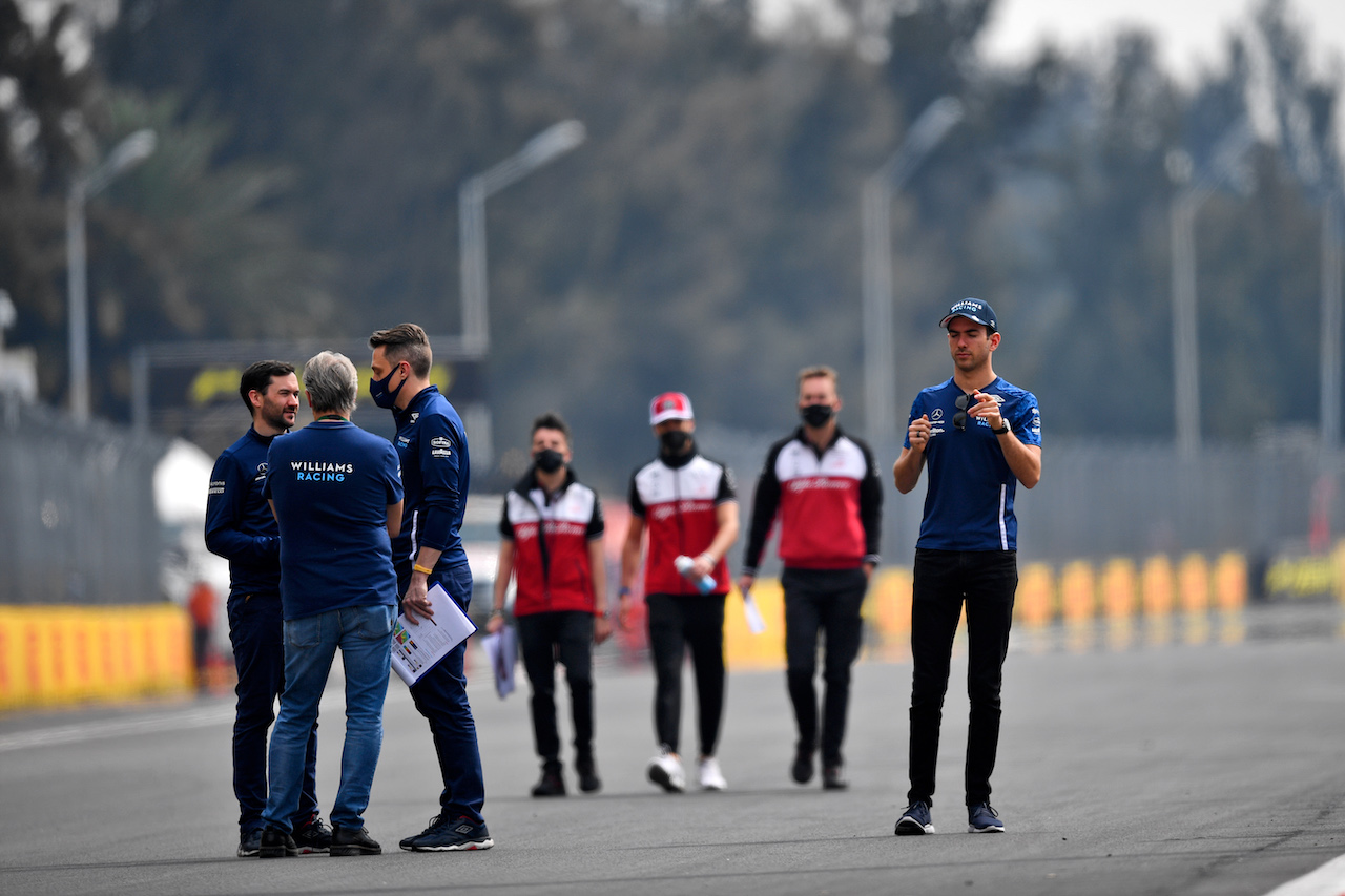 GP CITTA DEL MESSICO, Nicholas Latifi (CDN) Williams Racing walks the circuit with the team.
04.11.2021. Formula 1 World Championship, Rd 18, Mexican Grand Prix, Mexico City, Mexico, Preparation Day.
- www.xpbimages.com, EMail: requests@xpbimages.com © Copyright: Carrezevoli / XPB Images