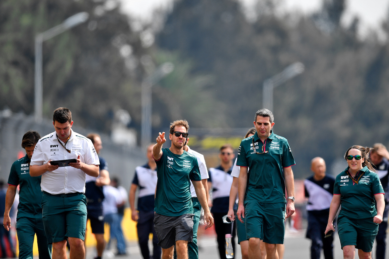 GP CITTA DEL MESSICO, Sebastian Vettel (GER) Aston Martin F1 Team walks the circuit with the team.
04.11.2021. Formula 1 World Championship, Rd 18, Mexican Grand Prix, Mexico City, Mexico, Preparation Day.
- www.xpbimages.com, EMail: requests@xpbimages.com © Copyright: Carrezevoli / XPB Images