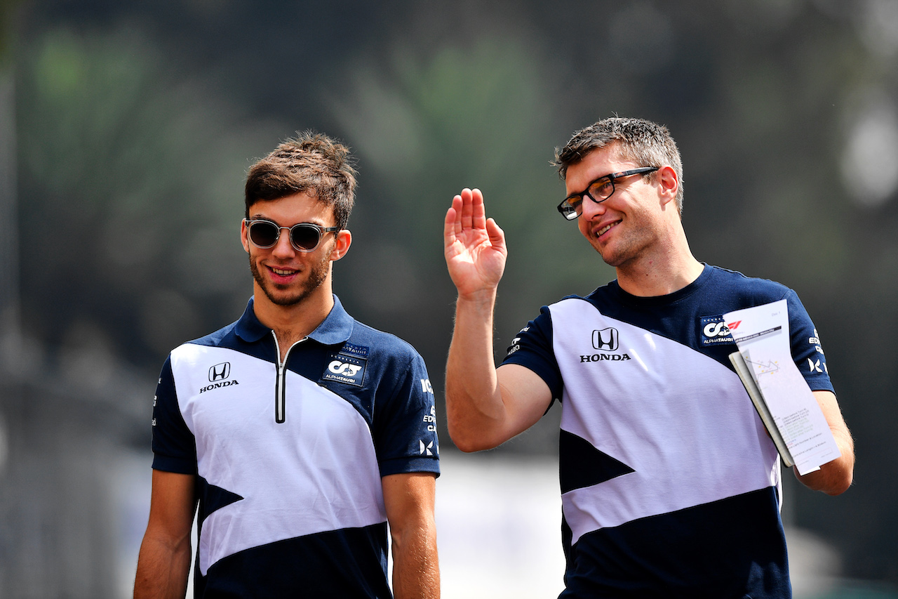 GP CITTA DEL MESSICO, Pierre Gasly (FRA) AlphaTauri walks the circuit with the team.
04.11.2021. Formula 1 World Championship, Rd 18, Mexican Grand Prix, Mexico City, Mexico, Preparation Day.
- www.xpbimages.com, EMail: requests@xpbimages.com © Copyright: Carrezevoli / XPB Images