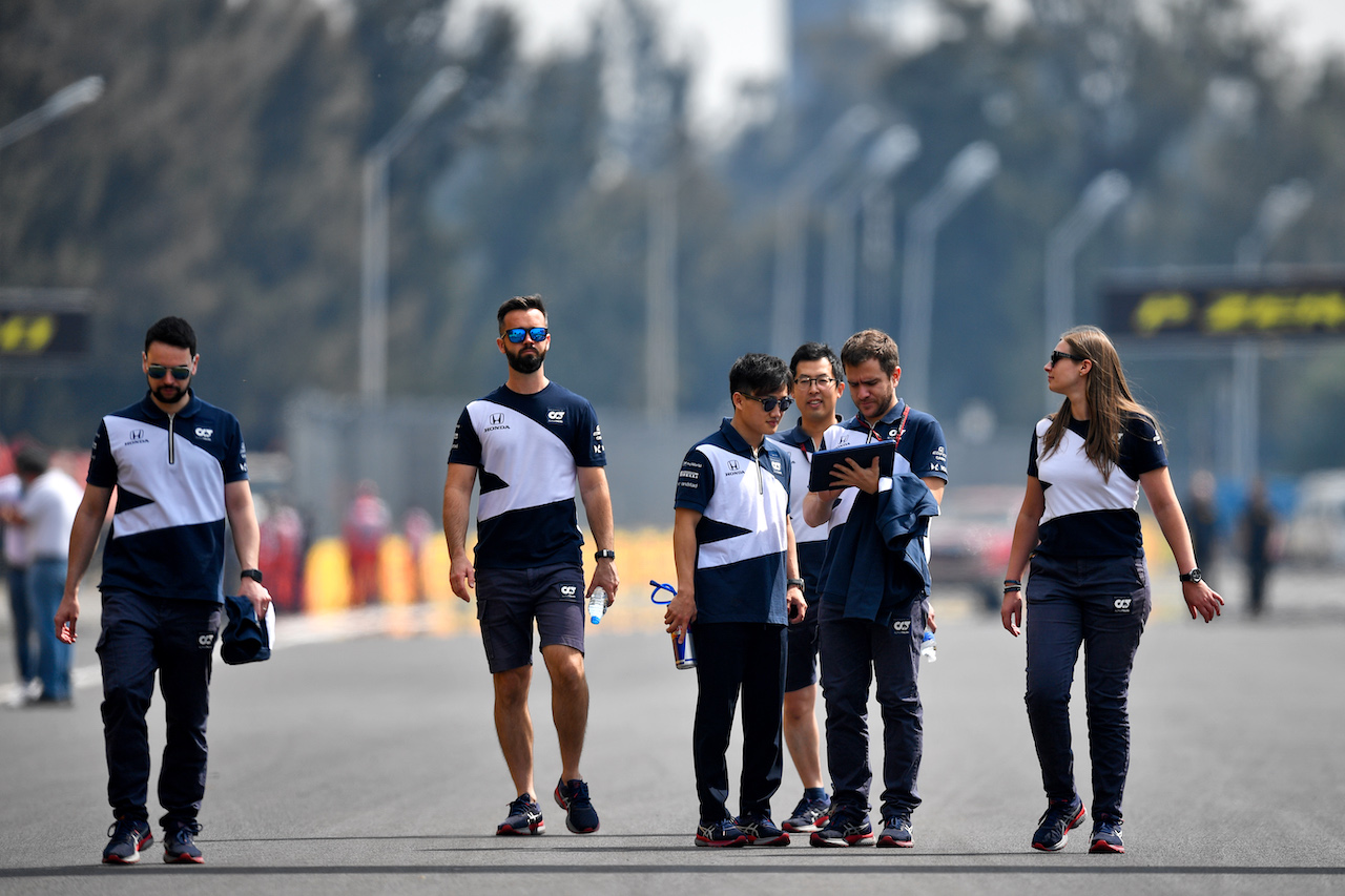 GP CITTA DEL MESSICO, Yuki Tsunoda (JPN) AlphaTauri walks the circuit with the team.
04.11.2021. Formula 1 World Championship, Rd 18, Mexican Grand Prix, Mexico City, Mexico, Preparation Day.
- www.xpbimages.com, EMail: requests@xpbimages.com © Copyright: Carrezevoli / XPB Images