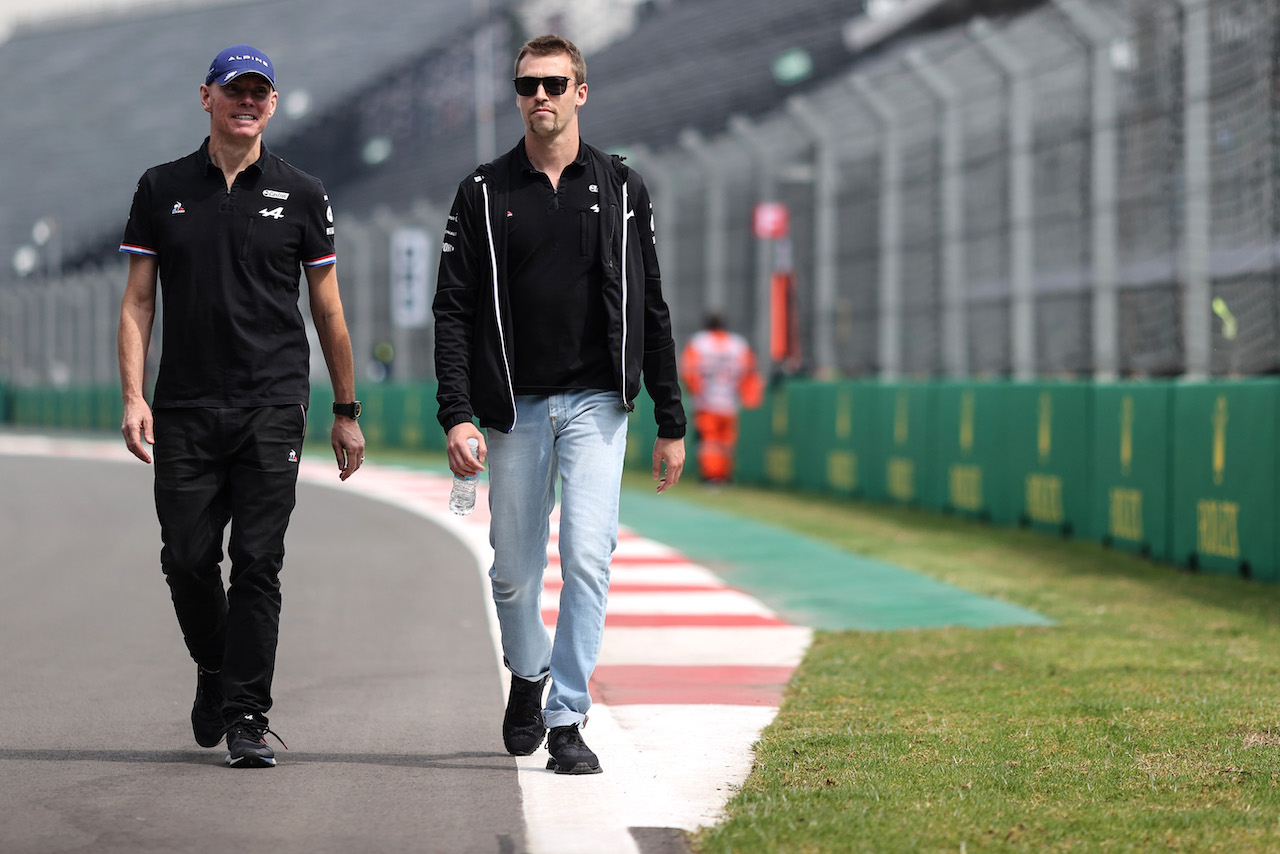 GP CITTA DEL MESSICO, Daniil Kvyat (RUS) Alpine F1 Team Reserve Driver walks the circuit with Alan Permane (GBR) Alpine F1 Team Trackside Operations Director.
04.11.2021. Formula 1 World Championship, Rd 18, Mexican Grand Prix, Mexico City, Mexico, Preparation Day.
- www.xpbimages.com, EMail: requests@xpbimages.com © Copyright: Charniaux / XPB Images