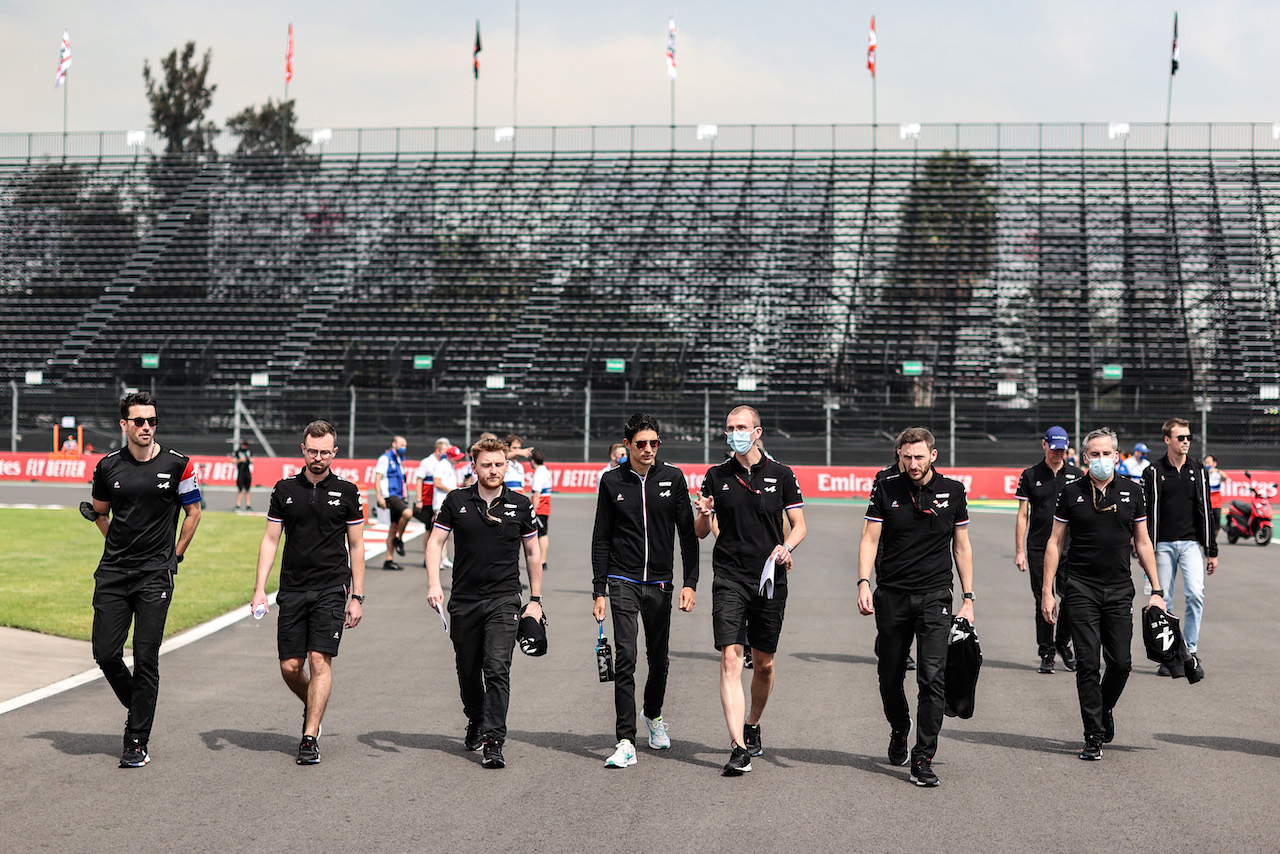 GP CITTA DEL MESSICO, Esteban Ocon (FRA) Alpine F1 Team walks the circuit with the team.
04.11.2021. Formula 1 World Championship, Rd 18, Mexican Grand Prix, Mexico City, Mexico, Preparation Day.
- www.xpbimages.com, EMail: requests@xpbimages.com © Copyright: Charniaux / XPB Images