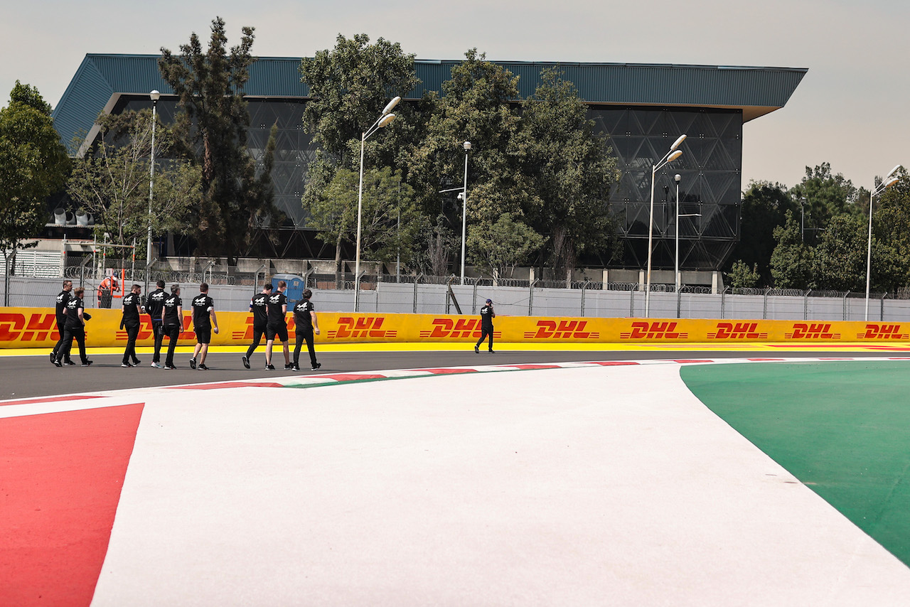 GP CITTA DEL MESSICO, Esteban Ocon (FRA) Alpine F1 Team walks the circuit with the team.
04.11.2021. Formula 1 World Championship, Rd 18, Mexican Grand Prix, Mexico City, Mexico, Preparation Day.
- www.xpbimages.com, EMail: requests@xpbimages.com © Copyright: Charniaux / XPB Images