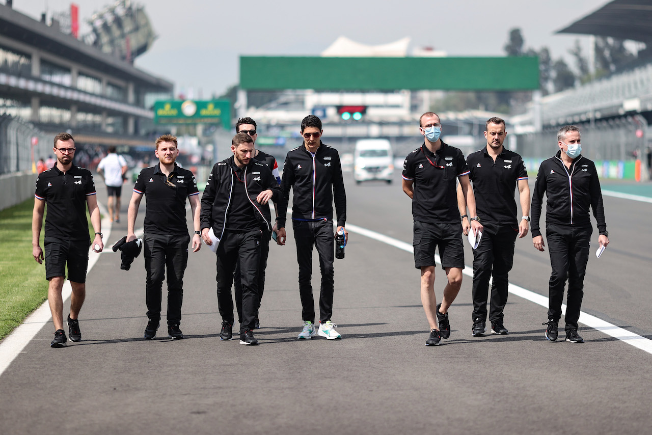 GP CITTA DEL MESSICO, Esteban Ocon (FRA) Alpine F1 Team walks the circuit with the team.
04.11.2021. Formula 1 World Championship, Rd 18, Mexican Grand Prix, Mexico City, Mexico, Preparation Day.
- www.xpbimages.com, EMail: requests@xpbimages.com © Copyright: Charniaux / XPB Images