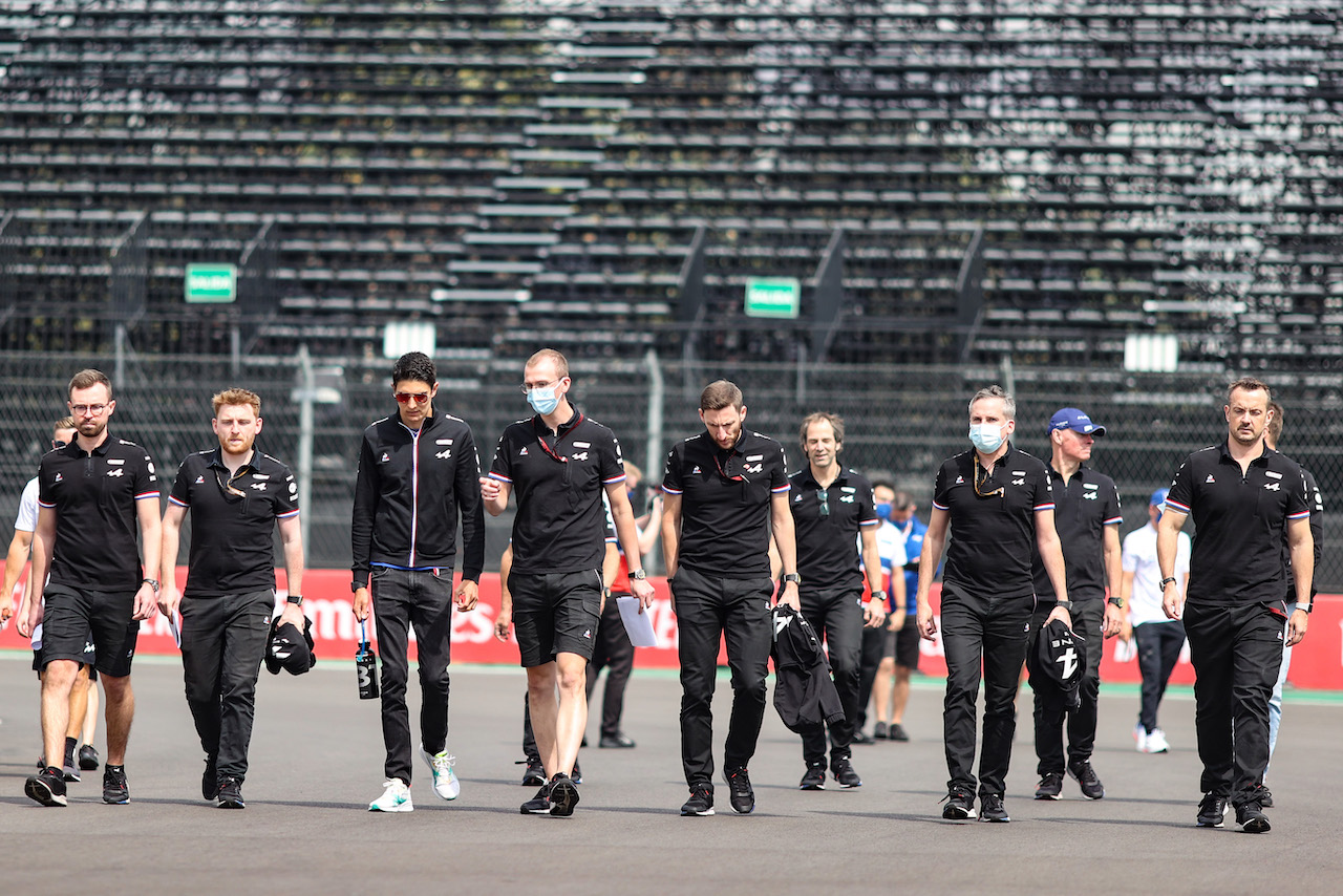 GP CITTA DEL MESSICO, Esteban Ocon (FRA) Alpine F1 Team walks the circuit with the team.
04.11.2021. Formula 1 World Championship, Rd 18, Mexican Grand Prix, Mexico City, Mexico, Preparation Day.
- www.xpbimages.com, EMail: requests@xpbimages.com © Copyright: Charniaux / XPB Images