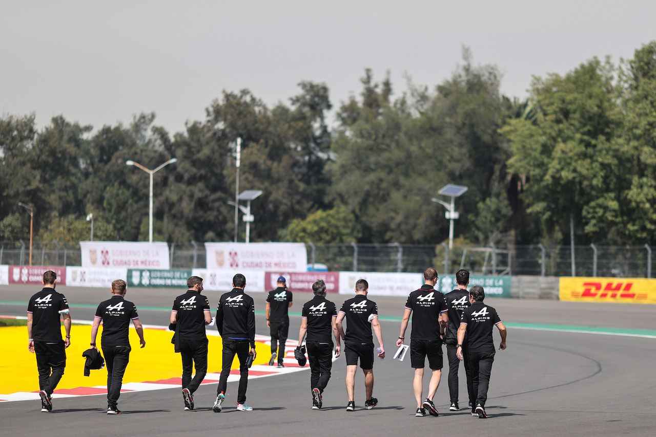 GP CITTA DEL MESSICO, Esteban Ocon (FRA) Alpine F1 Team walks the circuit with the team.
04.11.2021. Formula 1 World Championship, Rd 18, Mexican Grand Prix, Mexico City, Mexico, Preparation Day.
- www.xpbimages.com, EMail: requests@xpbimages.com © Copyright: Charniaux / XPB Images