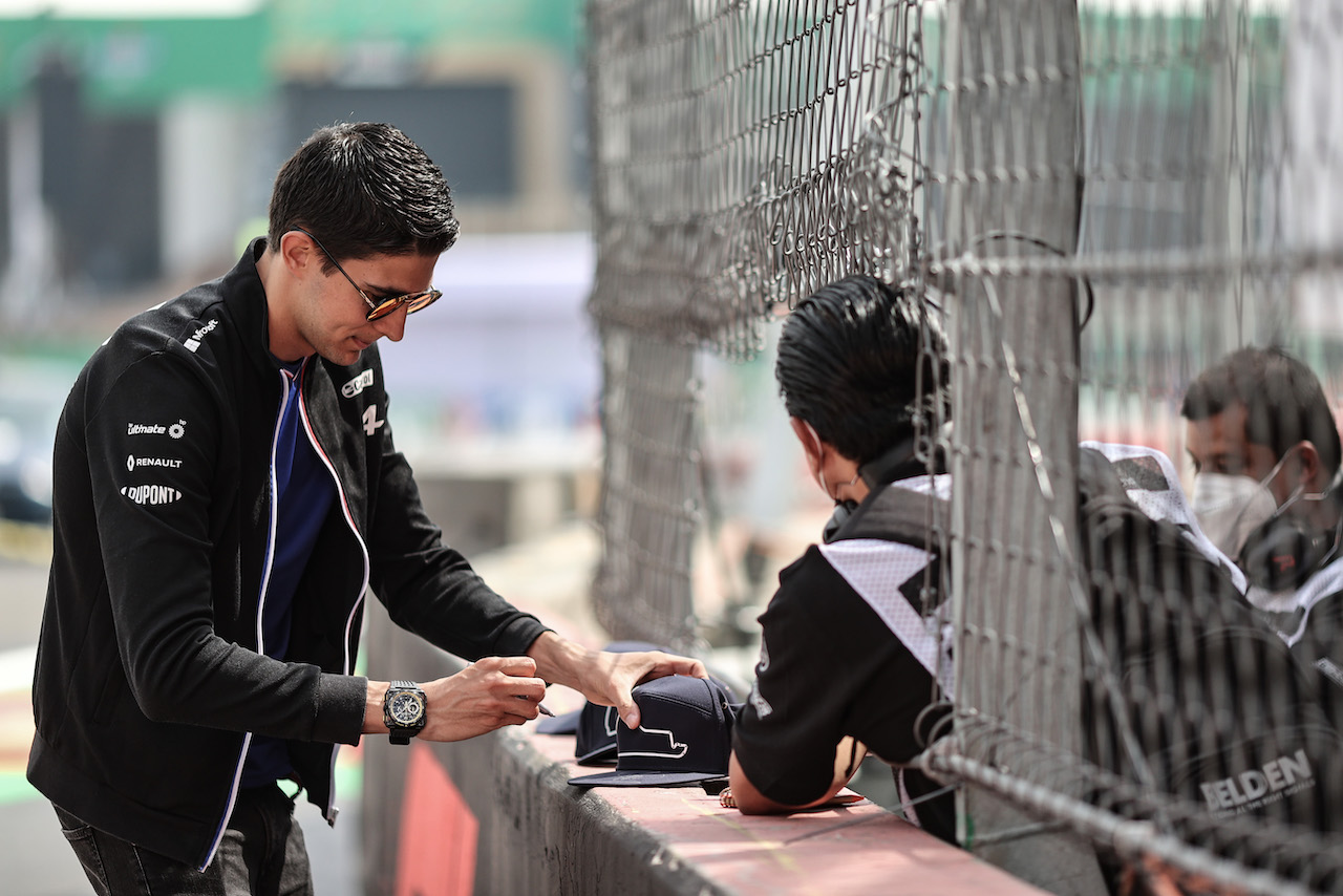 GP CITTA DEL MESSICO, Esteban Ocon (FRA) Alpine F1 Team signs autographs for marshals.
04.11.2021. Formula 1 World Championship, Rd 18, Mexican Grand Prix, Mexico City, Mexico, Preparation Day.
- www.xpbimages.com, EMail: requests@xpbimages.com © Copyright: Charniaux / XPB Images