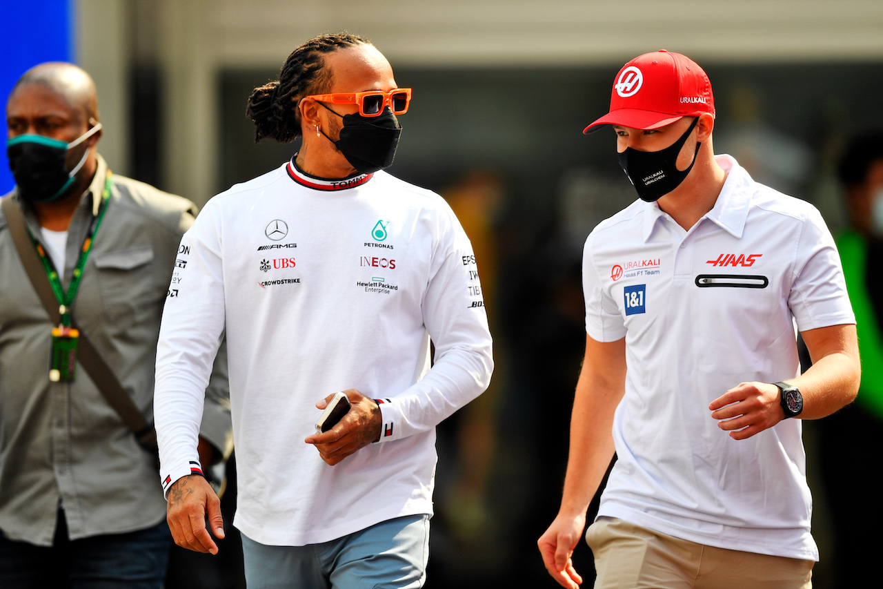 GP CITTA DEL MESSICO, (L to R): Lewis Hamilton (GBR) Mercedes AMG F1 with Nikita Mazepin (RUS) Haas F1 Team.
04.11.2021. Formula 1 World Championship, Rd 18, Mexican Grand Prix, Mexico City, Mexico, Preparation Day.
- www.xpbimages.com, EMail: requests@xpbimages.com © Copyright: Carrezevoli / XPB Images