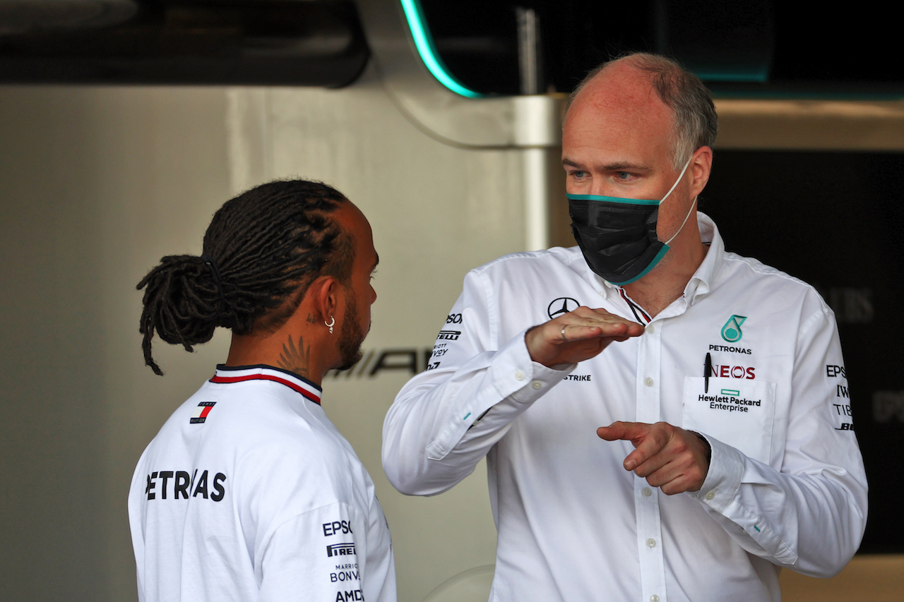 GP CITTA DEL MESSICO, (L to R): Lewis Hamilton (GBR) Mercedes AMG F1 with Evan Short (GBR) Mercedes AMG F1 Head of Trackside Electronics Systems.
04.11.2021. Formula 1 World Championship, Rd 18, Mexican Grand Prix, Mexico City, Mexico, Preparation Day.
- www.xpbimages.com, EMail: requests@xpbimages.com © Copyright: Batchelor / XPB Images
