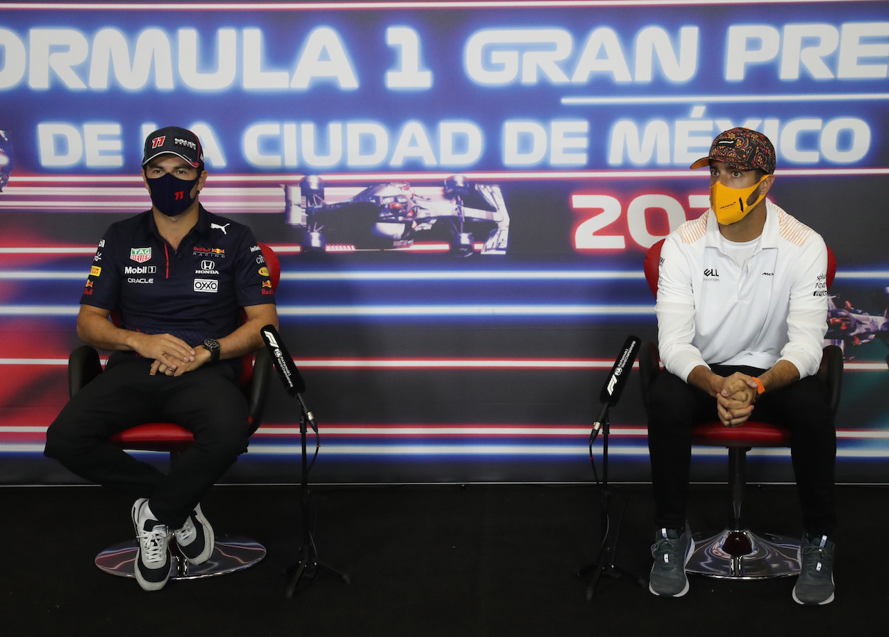 GP CITTA DEL MESSICO, (L to R): Sergio Perez (MEX) Red Bull Racing e George Russell (GBR) Williams Racing in the FIA Press Conference.
04.11.2021. Formula 1 World Championship, Rd 18, Mexican Grand Prix, Mexico City, Mexico, Preparation Day.
- www.xpbimages.com, EMail: requests@xpbimages.com © Copyright: FIA Pool Image for Editorial Use Only