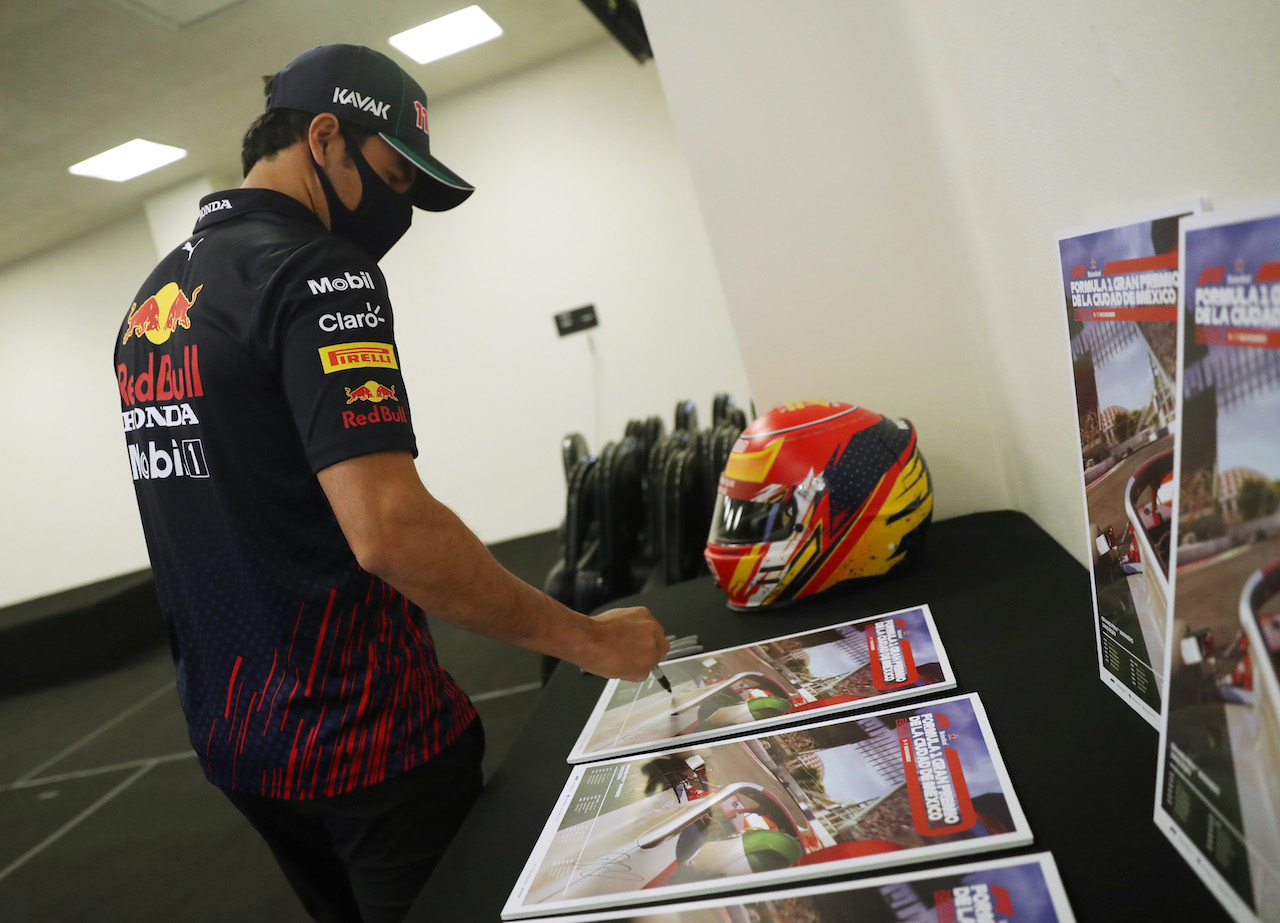 GP CITTA DEL MESSICO, Sergio Perez (MEX) Red Bull Racing.
04.11.2021. Formula 1 World Championship, Rd 18, Mexican Grand Prix, Mexico City, Mexico, Preparation Day.
- www.xpbimages.com, EMail: requests@xpbimages.com © Copyright: FIA Pool Image for Editorial Use Only