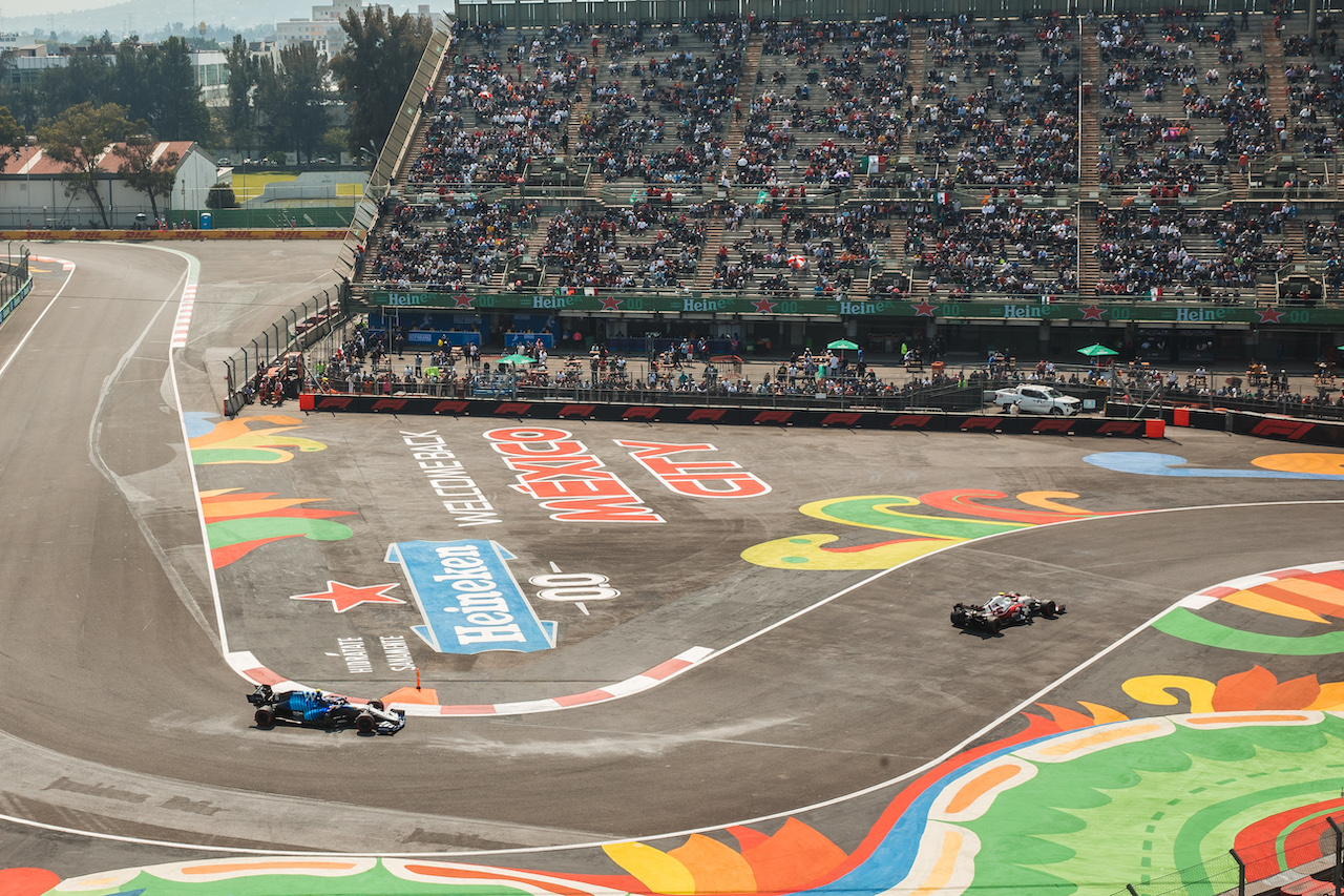 GP CITTA DEL MESSICO, Antonio Giovinazzi (ITA) Alfa Romeo Racing C41 davanti a Nicholas Latifi (CDN) Williams Racing FW43B.
06.11.2021. Formula 1 World Championship, Rd 18, Mexican Grand Prix, Mexico City, Mexico, Qualifiche Day.
- www.xpbimages.com, EMail: requests@xpbimages.com © Copyright: Batchelor / XPB Images