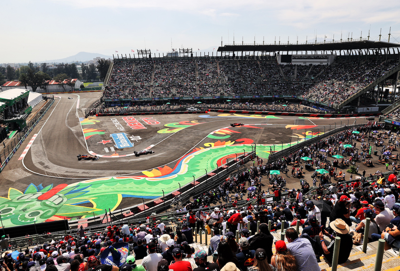 GP CITTA DEL MESSICO, Antonio Giovinazzi (ITA) Alfa Romeo Racing C41 e Daniel Ricciardo (AUS) McLaren MCL35M.
06.11.2021. Formula 1 World Championship, Rd 18, Mexican Grand Prix, Mexico City, Mexico, Qualifiche Day.
- www.xpbimages.com, EMail: requests@xpbimages.com © Copyright: Batchelor / XPB Images