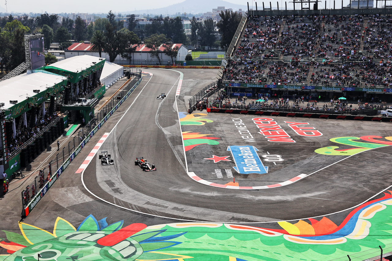 GP CITTA DEL MESSICO, Sergio Perez (MEX) Red Bull Racing RB16B e Pierre Gasly (FRA) AlphaTauri AT02.
06.11.2021. Formula 1 World Championship, Rd 18, Mexican Grand Prix, Mexico City, Mexico, Qualifiche Day.
- www.xpbimages.com, EMail: requests@xpbimages.com © Copyright: Batchelor / XPB Images